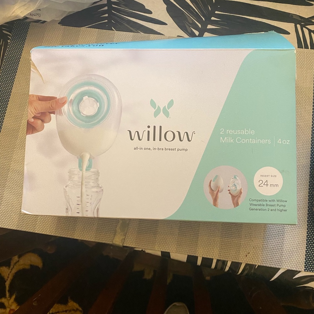 Willow 3.0 reusable milk containers